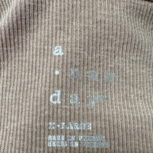 a new day EUC❤️Tan Short Sleeve Women's Ribbed Tee - Picture 4 of 5
